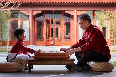 祖孙俩在庭院里下象棋高清图片下载-正版图片507661709-摄图网