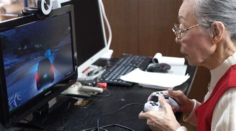 93岁老奶奶玩电脑游戏20多年 鼠标用的超溜_手机凤凰网