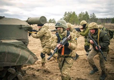 乌克兰局势升温：乌东地区密集交火，民间武装连发征兵令，超6.1万难民入境俄罗斯