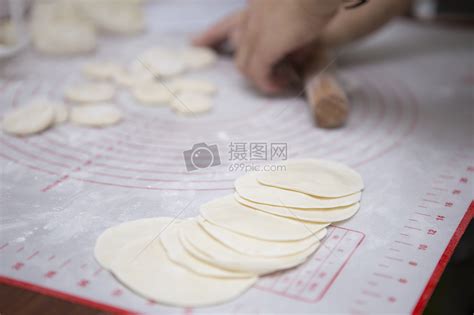 手擀饺子皮高清图片下载-正版图片500527614-摄图网