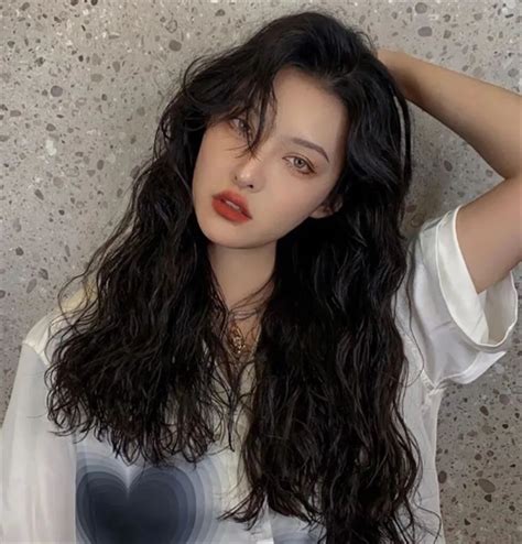 黑色卷发温柔女生头像