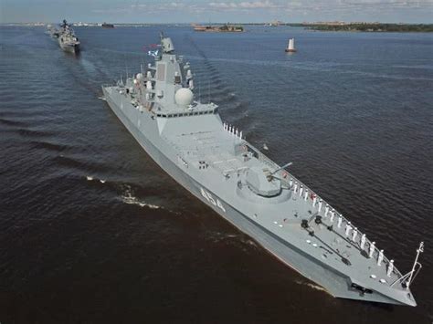 俄海军阅兵：今年接收约40艘舰艇配备高超音速武器_凤凰网
