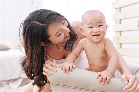 单亲家庭希望快乐母子玩耍高清图片下载-正版图片501980637-摄图网