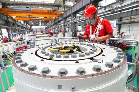 用智能机器人拧螺栓：重庆高端装备制造企业的转型之路