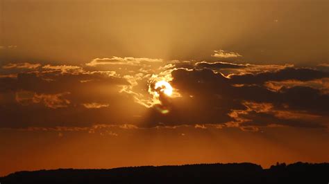 日出地平线乌云的日落独自漂浮在海洋上浪图片素材-正版创意图片307854774-摄图网