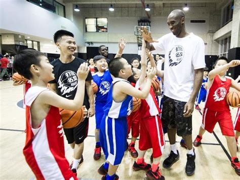 科比中国行第四日记实 突袭社区篮球场秒变"孩子王