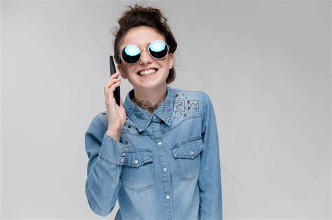 棕褐色的白种女孩在太阳眼镜上戴着包头发型用在灰色上隔高清图片下载-正版图片505212276-摄图网