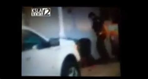 又一起暴力执法 美国警察把黑人男子摁地上拳打脚踢(含视频)_手机新浪网