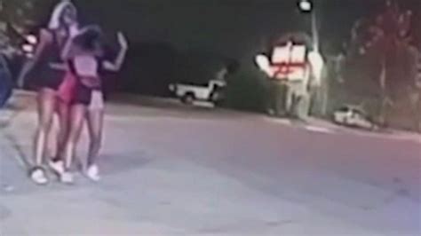 美国女子被追捕，竟拿14岁女儿当人肉盾牌，朝警察大喊“开枪啊！”_凤凰网视频_凤凰网