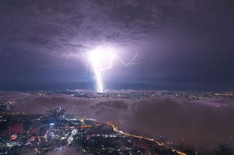 夜间雷暴在城市上空高清图片下载-正版图片505619180-摄图网