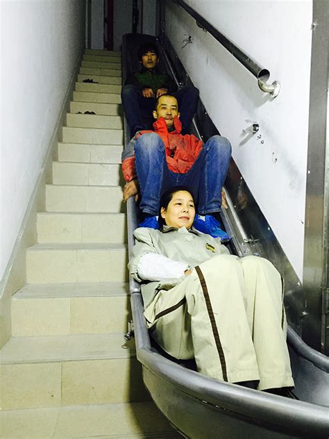 上海七旬老人研发逃生“神梯”，从26楼滑到1楼仅需90秒-中国网