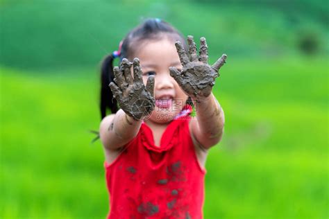 自然教育：你会允许孩子玩泥巴？这对孩子有什么好处吗？_泥土