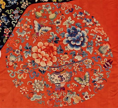 一物vol.2 | 清代红缎地绣花卉八团袍-中国丝绸博物馆