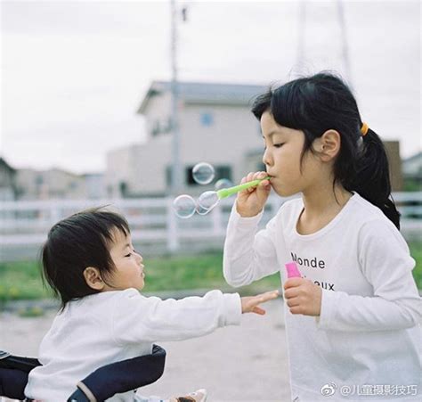 日本摄影师川原和之最喜欢拿着相机，对着妻子和女儿们拍拍拍|川原|摄影师|相机_新浪新闻