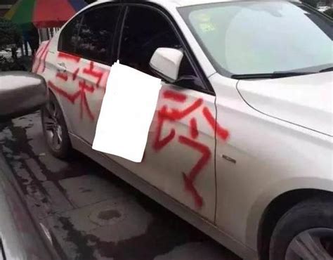 北京泥雨洒落 街头出现“脏脏车”-图片频道