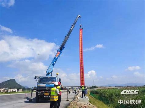中国铁建股份有限公司 生产经营 贵港西外环高速机电工程第一杆成功组立