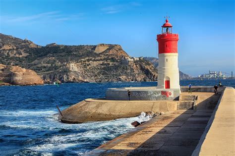 西班牙卡塔赫纳港的红色灯塔高清图片下载-正版图片504762489-摄图网
