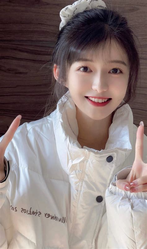 剪刀手甜美女生真人头像