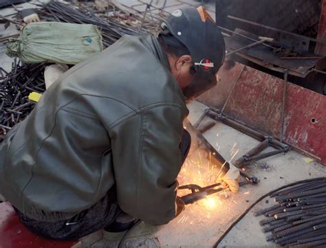 焊工工作时应穿什么工作服？焊工对工作服的要求与注意事项-常见问题-定制攻略-五洲之星