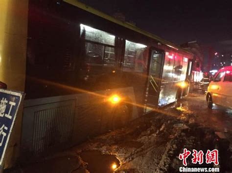 海口4天发生3起塌陷事故 3辆公交车昨晚陷泥坑-新闻中心-温州网