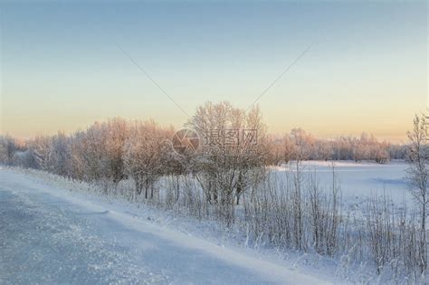 西伯利亚山脉冬季森林的全景高清图片下载-正版图片506023567-摄图网