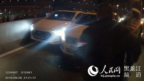 哈尔滨一男子醉驾遇临检 疯狂撞8台车企图逃逸_国内新闻_海峡网
