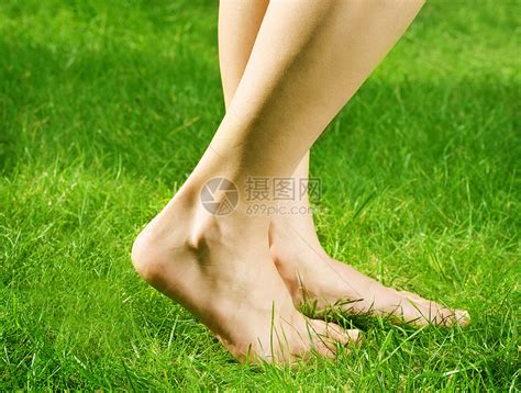 女人赤脚躺在绿草地上指甲女孩美丽温泉修脚女士治疗程序娱乐闲暇高清图片下载-正版图片321369216-摄图网