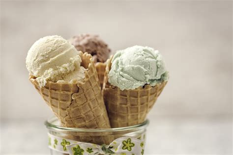 冰淇淋蛋卷,黑巧克力,自制的,巧克力冰淇淋,意大利冰淇淋,格子凹凸,冰淇淋,巧克力,圣代,奶制品摄影素材,汇图网www.huitu.com