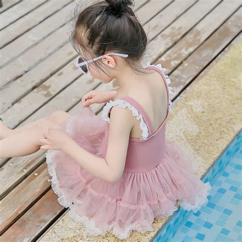 波光粼粼水里游泳的连体比基尼泳装少女艺术感摄影写真照