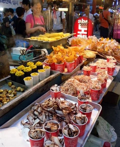 香港弥顿道夜市上丰富的港味小吃高清图片下载-正版图片501117631-摄图网