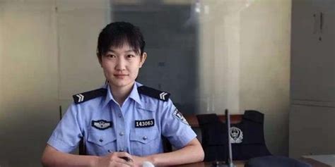 女警抱着婴儿指挥交通，网友却说：这是最让人安心的怀抱