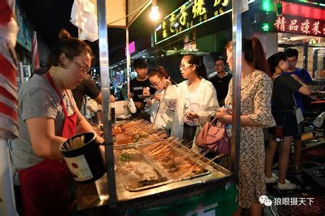 香港弥顿道夜市上丰富的港味小吃高清图片下载-正版图片501117631-摄图网