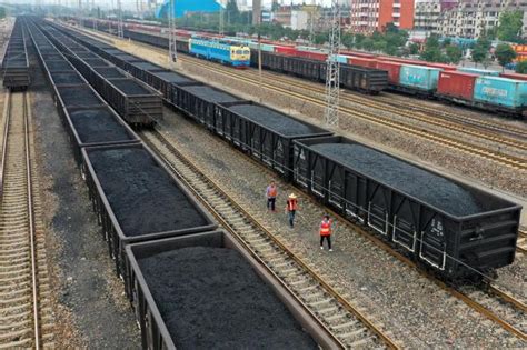 全长2.6公里，中国大秦万吨铁路列车，一节能承重80吨货物
