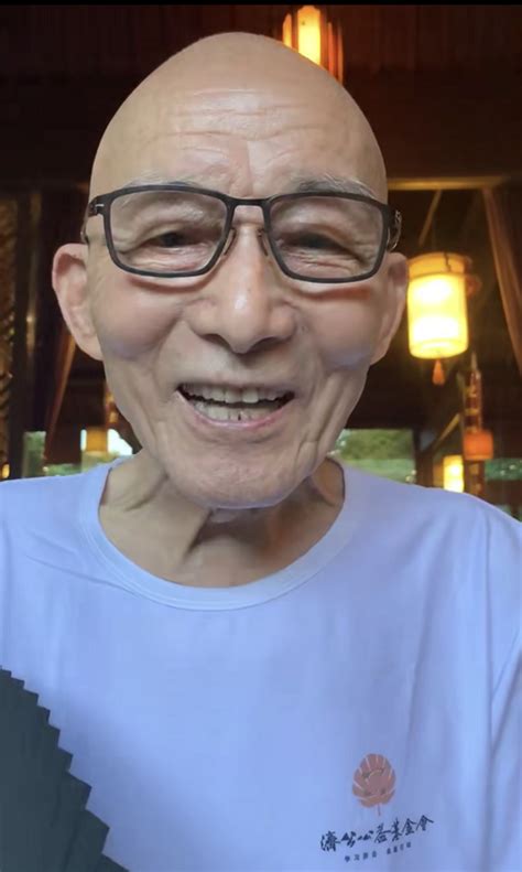 90岁济公扮演者游本昌对年轻演员说你们好幸福，观众听哭了-直播吧
