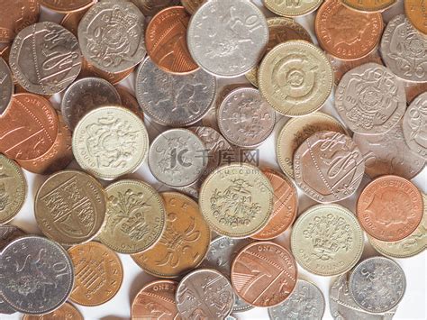 近距离观察英镑等零币，如十便士和一英镑。节约与经营理念。