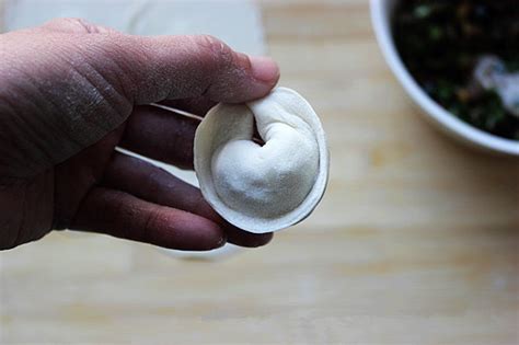 包月牙饺子的手法技巧，这样包出来的饺子颜值爆表！_新浪新闻