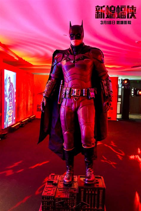 《新蝙蝠侠》中国首映 罗伯特·帕丁森大秀蝙蝠侠式完美下颌线