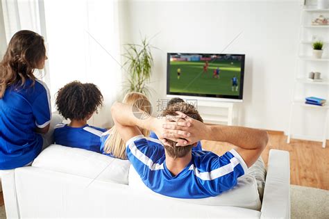 体育,人娱乐活动朋友球迷家里看足球比赛足球迷家看电视上的足球比赛高清图片下载-正版图片300121736-摄图网