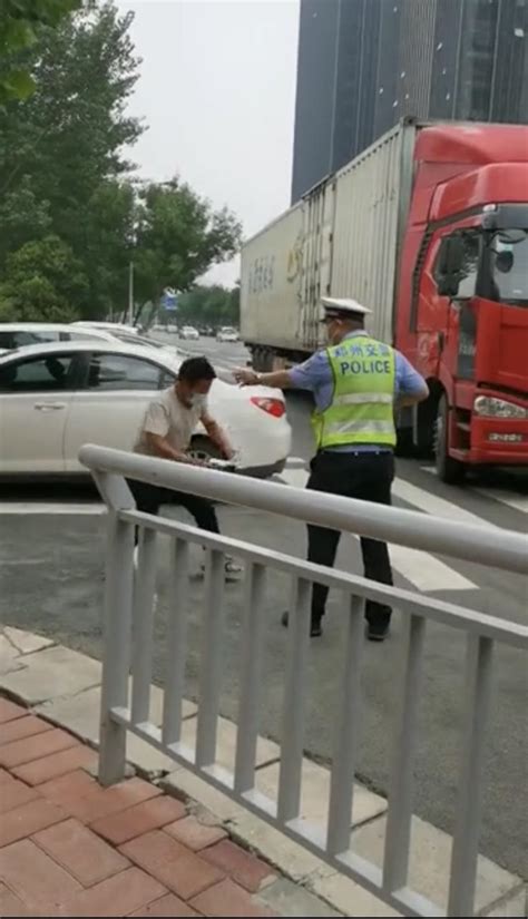 郑州一大货车闯限行被处罚，司机突然情绪激动对交警使出“铁头功”-大河网