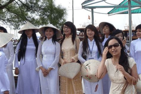 越南的特殊“导游”，全由女性担任，提供全方位周到的服务|导游|越南|旅游_新浪新闻