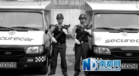 上海保安 押运 运钞车-罐头图库