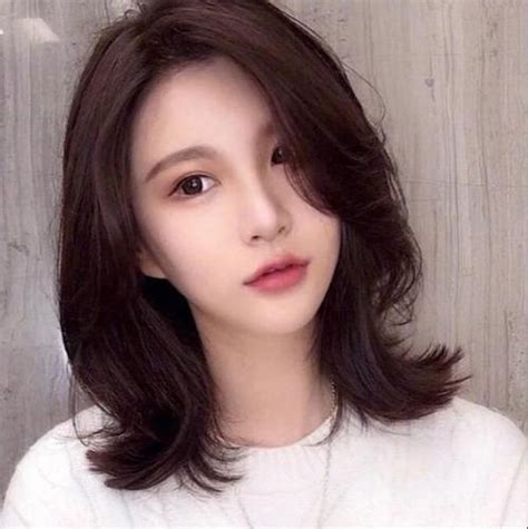 披肩卷发温柔女生头像