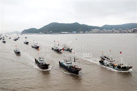 浙江舟山：渔船开足马力赴渔场-人民图片网