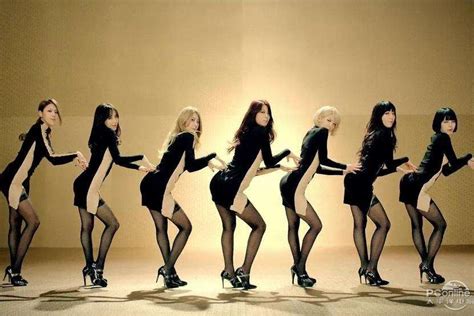 韩国的女子乐团和舞蹈组合AOA的歌曲《因为你》欣赏