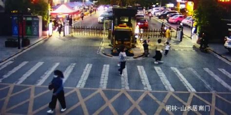 实拍女子当街被4人暴打 被称是小三破坏家庭_腾讯视频