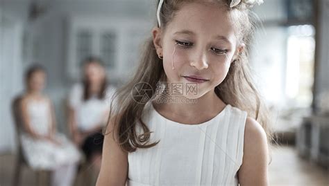 个小可怜女孩的肖像高清图片下载-正版图片300174750-摄图网