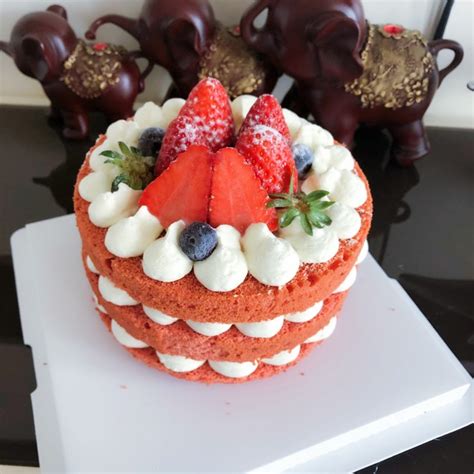 【红丝绒草莓裸蛋糕的做法步骤图，怎么做好吃】妈咪爱卷宝_下厨房