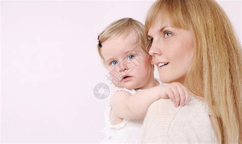 可爱的小女婴和母亲吻她高清图片下载-正版图片503062742-摄图网