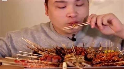 吃播：韩国小胖大胃王吃炸串，密密麻麻好多种_腾讯视频