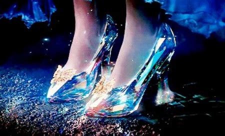 水晶鞋,黑色背景,白马王子,灰姑娘,水平画幅,无人,玻璃,塑胶,高跟鞋,鞋子摄影素材,汇图网www.huitu.com